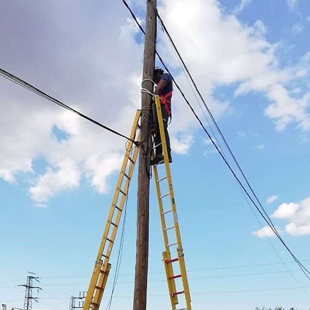 Empleado en poste