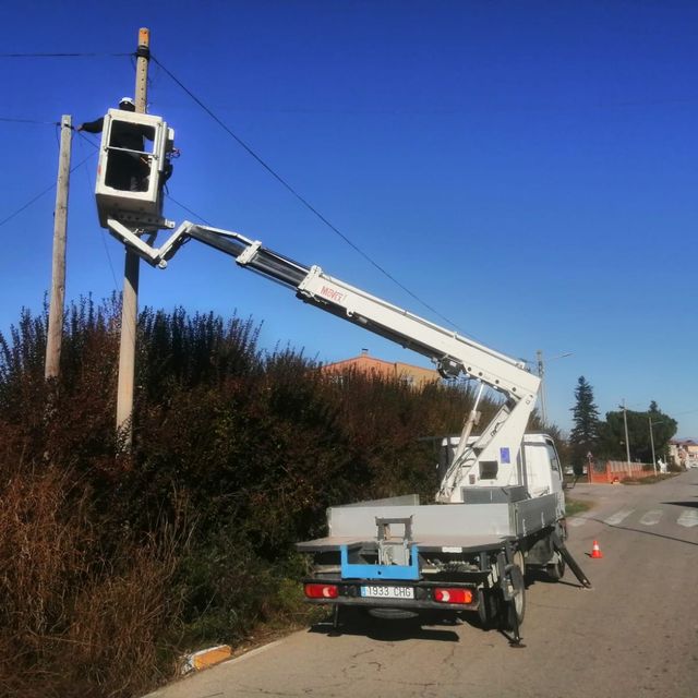 Tráiler con plataforma elevadora 